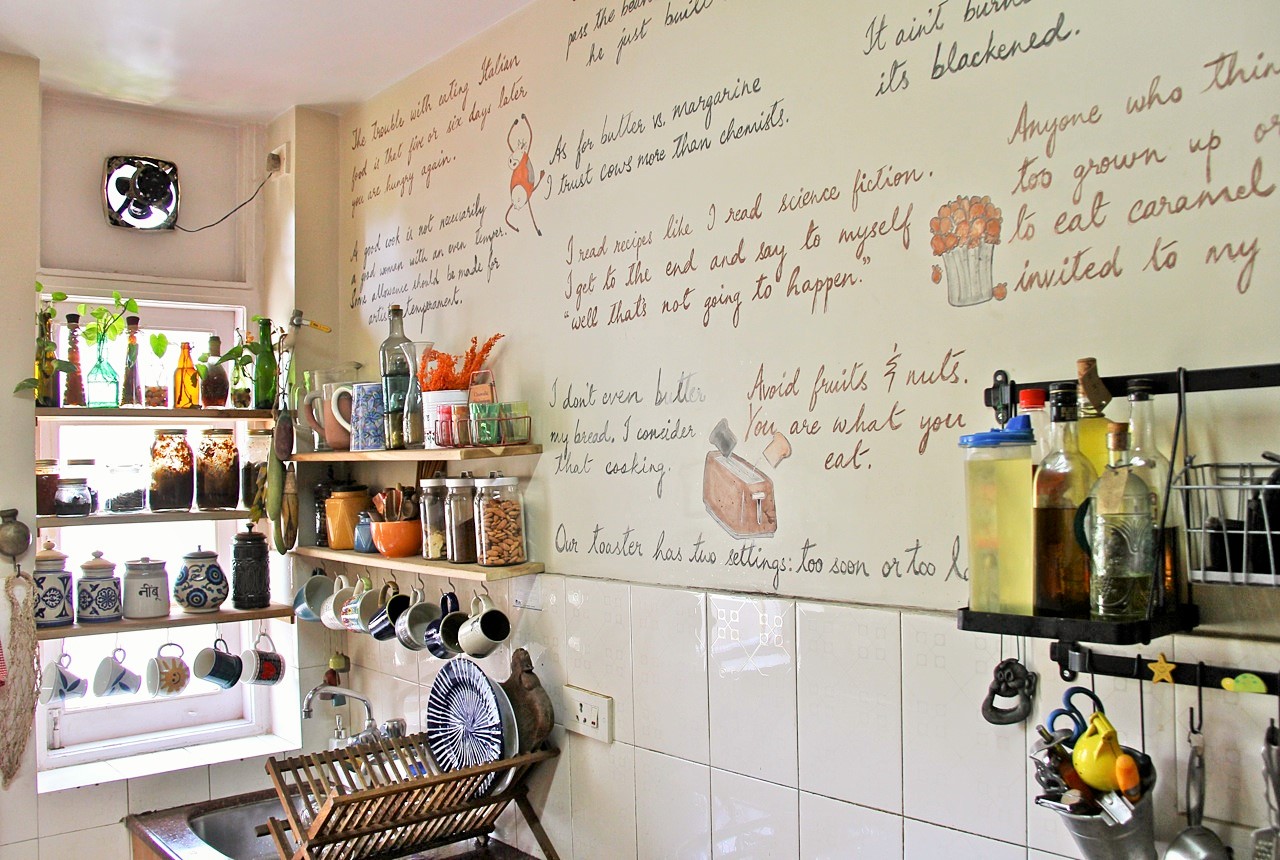 Design of food quotes written on kitchen wall