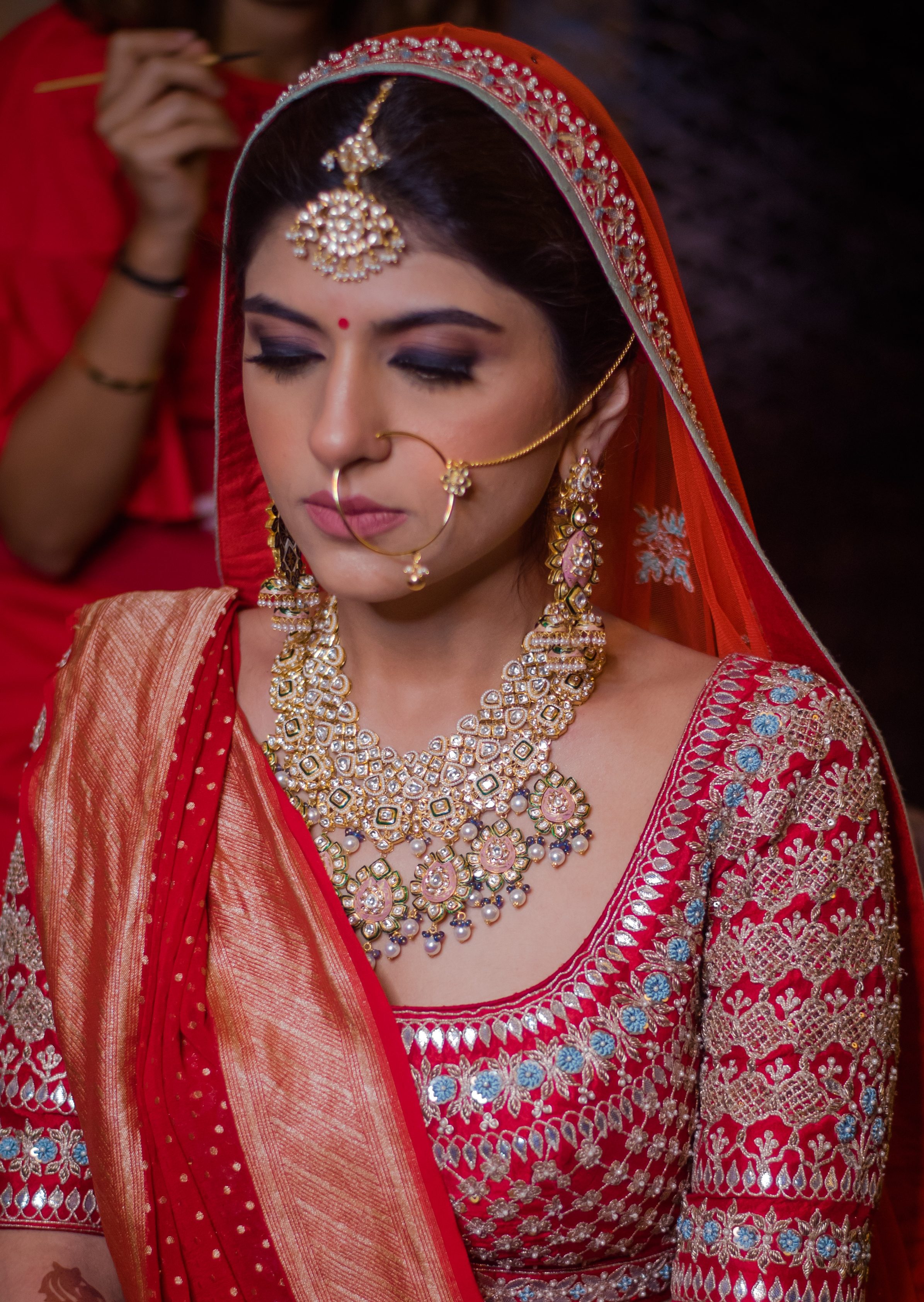 bridal eye makeup - smokey eyes with soft pink lips - kundan maang tikka, nath and necklace with meenakari work - gota patti red blouse