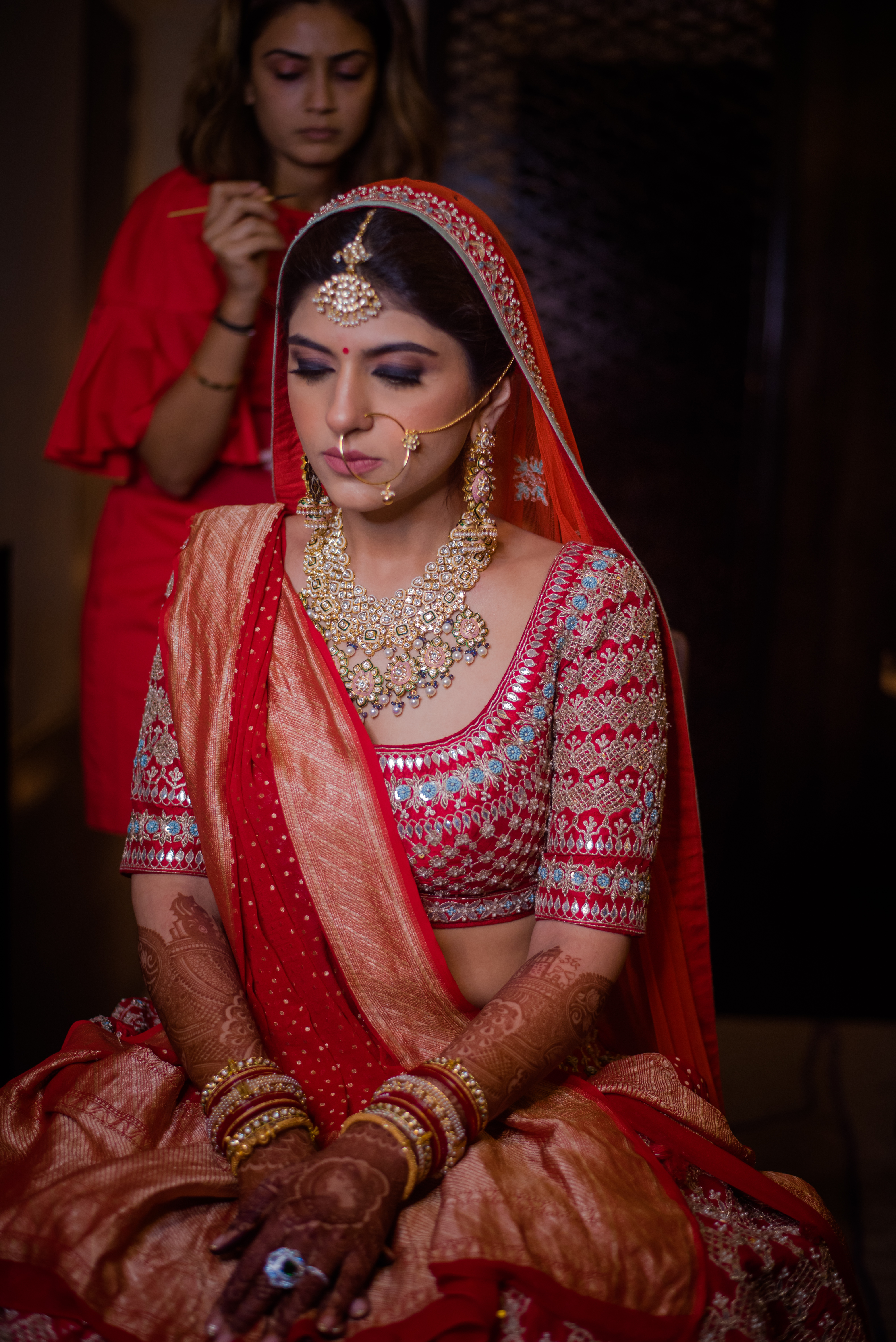 bridal eye makeup - smokey eyes with soft pink lips - kundan maang tikka, nath and necklace with meenakari work - gota patti red blouse
