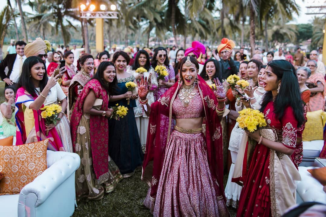 Indian bride entry theme - dancing to the mandap